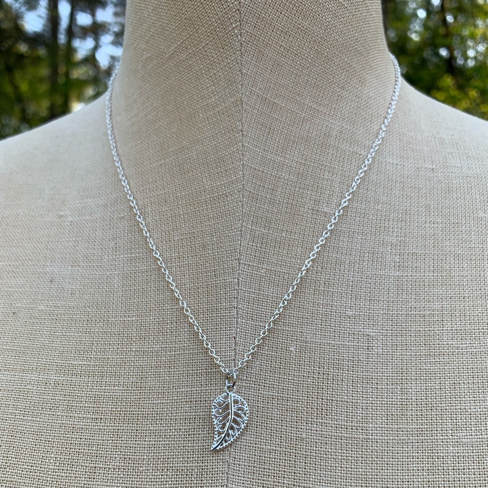 NWT Sterling Silver Plated Chain & Leaf Charm Necklace - Picture 4 of 11